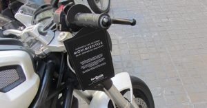 distribución flyers en motos