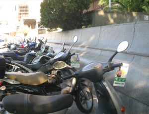 distribución flyers en motos